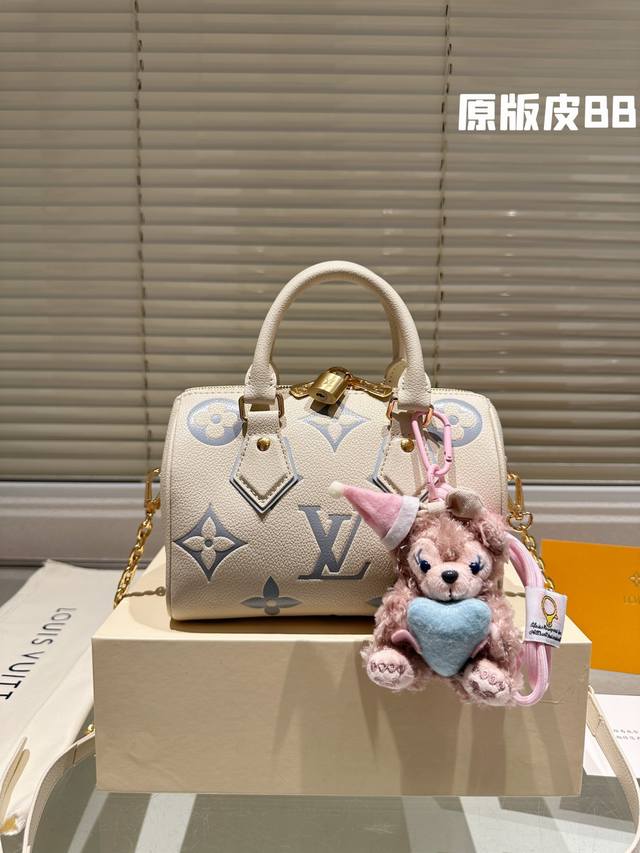 牛皮 全钢五金 配挂件 Lv Speedy 20Cm枕头包 无论版型 内里和专柜毫无差别 真正原版复刻 内里可拆卸 火遍全球的爆款机场大包 机车女神包 明星同款