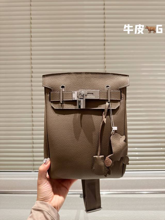 头层牛皮 陈家妞同款 Hermes Kelly 最近娱乐圈出镜率最高的一款包包，H家永恒的经典. 凯莉包好随意搭配，不管怎么穿，随便一背都好看 而且一点都不挑人