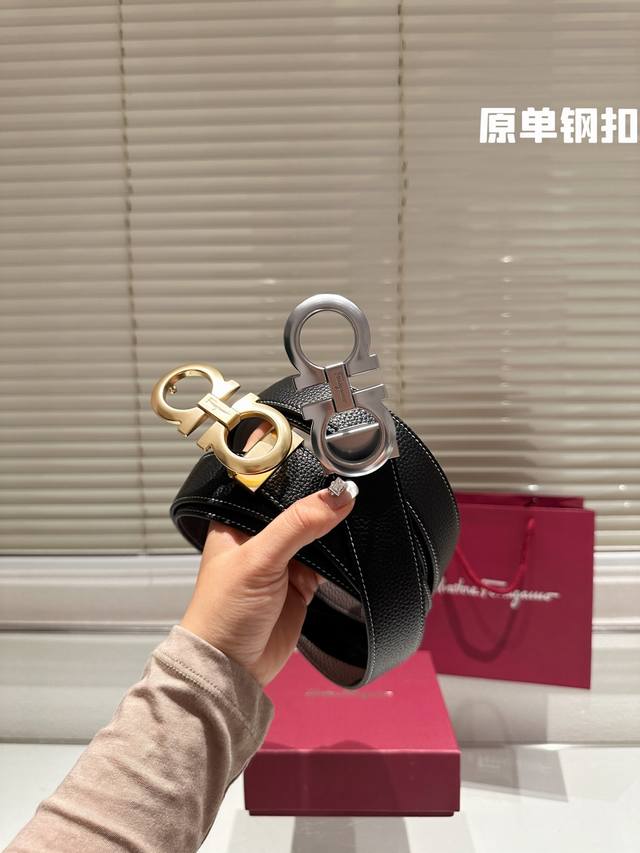 钢扣 高版本!腰带菲拉格慕 牛皮皮带~热门款 男女通用皮带里面最火的版本啦~质量很好 全套包装!五金绝对不褪色 皮带头和专柜一样的哦~ 配礼盒手提袋发票 钢扣 高版本!腰带菲拉格慕 牛皮皮带~热门款 男女通用皮带里面最火的版本啦~质量很好 全套包装!五金绝对不褪色 皮带头和专柜一样的哦~ 配礼盒手提袋发票