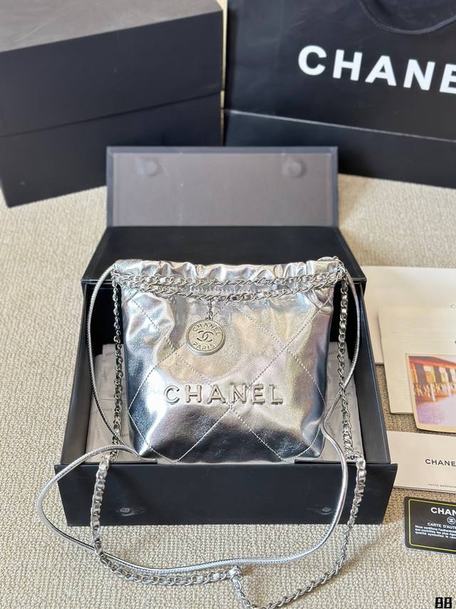 这款是时代的眼泪了吗? #香奈儿包包size: 20*20Cm 小香家 迷你22Bag 缩小版22Bag 品得格外的俏皮可爱,依旧是小牛皮材质,柔软而轻盈! 搜 这款是时代的眼泪了吗? #香奈儿包包size: 20*20Cm 小香家 迷你22Bag 缩小版22Bag 品得格外的俏皮可爱,依旧是小牛皮材质,柔软而轻盈! 搜