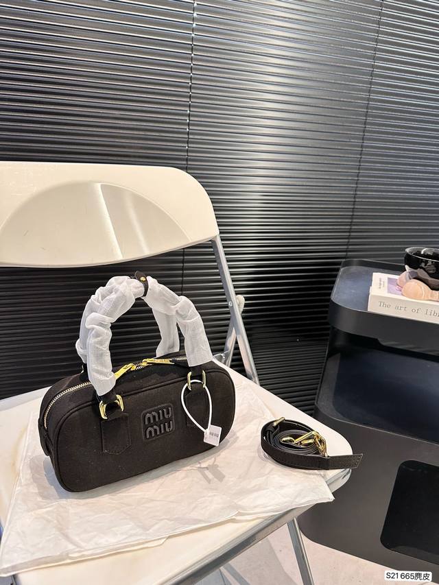 配盒子 缪缪miumiu 麂皮保龄球手提包 轻轻松松高级感 包包手感巨好容量也很不赖 简单却又不失华丽 不要觉得会炸眼太高调了什么的 根本不会！ 在你的精简穿搭