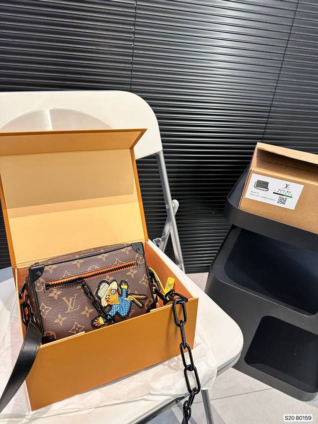 配飞机盒折叠盒子 Lv方盒子，不得不说louis Vuitton在设计师virgil Abloh的手里时髦出了新高度，完全成为时髦精和潮人的标配。这个小盒子系列