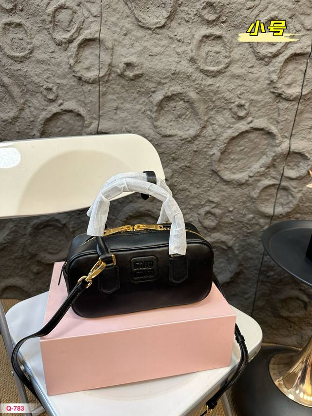 配礼盒 Miu Miu缪缪保龄球手提包 轻轻松松高级感牛皮品质 包包手感巨好容量也很不赖 简单却又不失华丽 不要觉得会炸眼太高调了什么的 根本不会! 在你的精简 配礼盒 Miu Miu缪缪保龄球手提包 轻轻松松高级感牛皮品质 包包手感巨好容量也很不赖 简单却又不失华丽 不要觉得会炸眼太高调了什么的 根本不会! 在你的精简