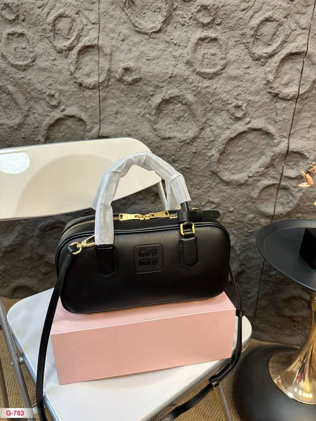 配礼盒 Miu Miu缪缪保龄球手提包 轻轻松松高级感牛皮品质 包包手感巨好容量也很不赖 简单却又不失华丽 不要觉得会炸眼太高调了什么的 根本不会! 在你的精简 配礼盒 Miu Miu缪缪保龄球手提包 轻轻松松高级感牛皮品质 包包手感巨好容量也很不赖 简单却又不失华丽 不要觉得会炸眼太高调了什么的 根本不会! 在你的精简