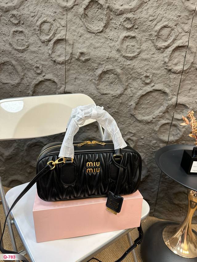 配折叠盒 缪缪miumiu羊皮褶皱保龄球包 简洁设计彰显出包包的多样功能性和实用概念 低调却超显高逼格一整个提升质感~可甜可盐日常通勤必备 穿搭私服也不会出错的