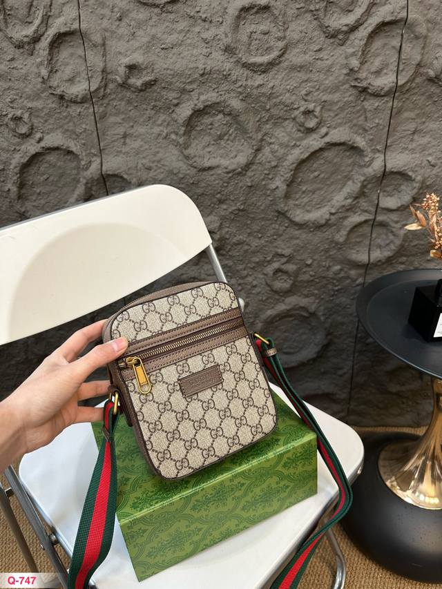 配折叠盒 酷奇gucci相机包 单肩包 男女通用斜挎包采用精湛镶嵌细工，经典百搭 实物拍摄尺寸15.19Cm