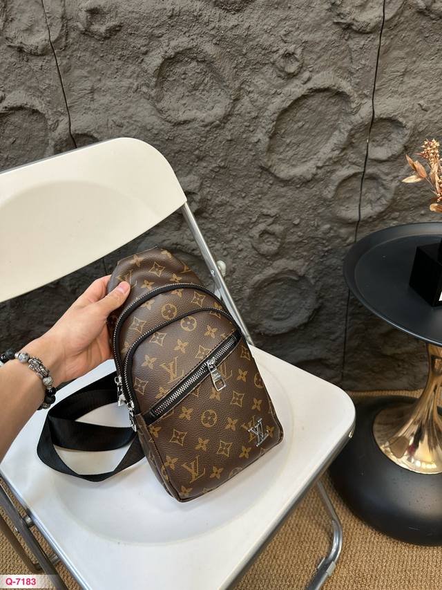 Lv胸包斜挎单肩包 采用精湛镶嵌细工 实物拍摄 原厂原版面料 尺寸：19529Cm