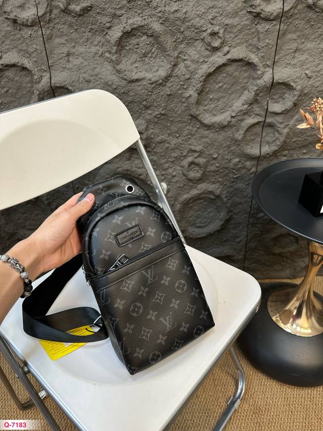 Lv胸包斜挎单肩包 采用精湛镶嵌细工 实物拍摄 原厂原版面料 尺寸：19529Cm