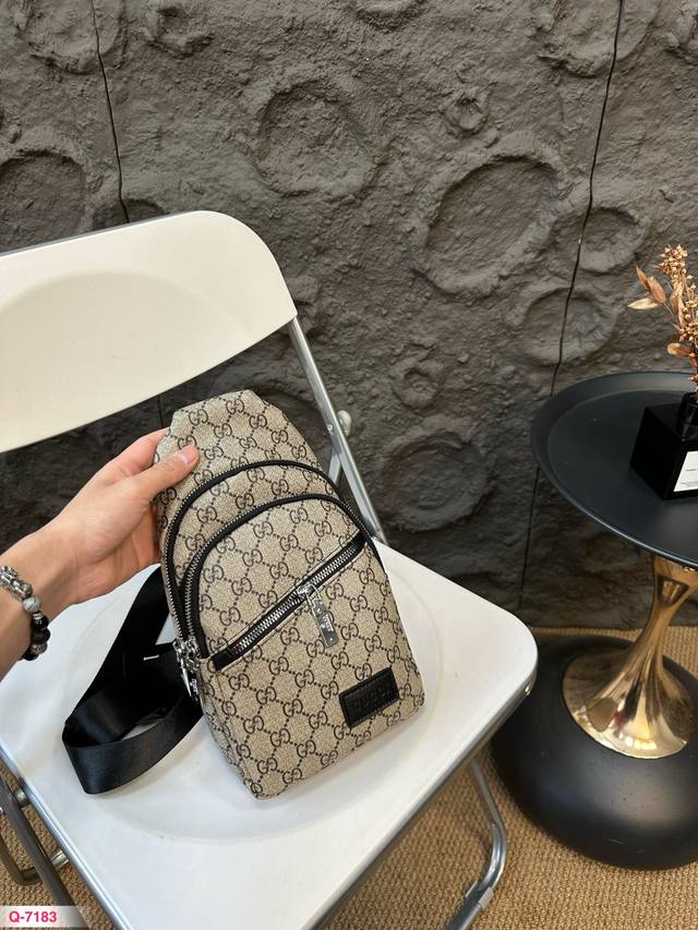 酷奇胸包斜挎单肩包 采用精湛镶嵌细工 实物拍摄 原厂原版面料 尺寸:19529Cm 酷奇胸包斜挎单肩包 采用精湛镶嵌细工 实物拍摄 原厂原版面料 尺寸:19529Cm