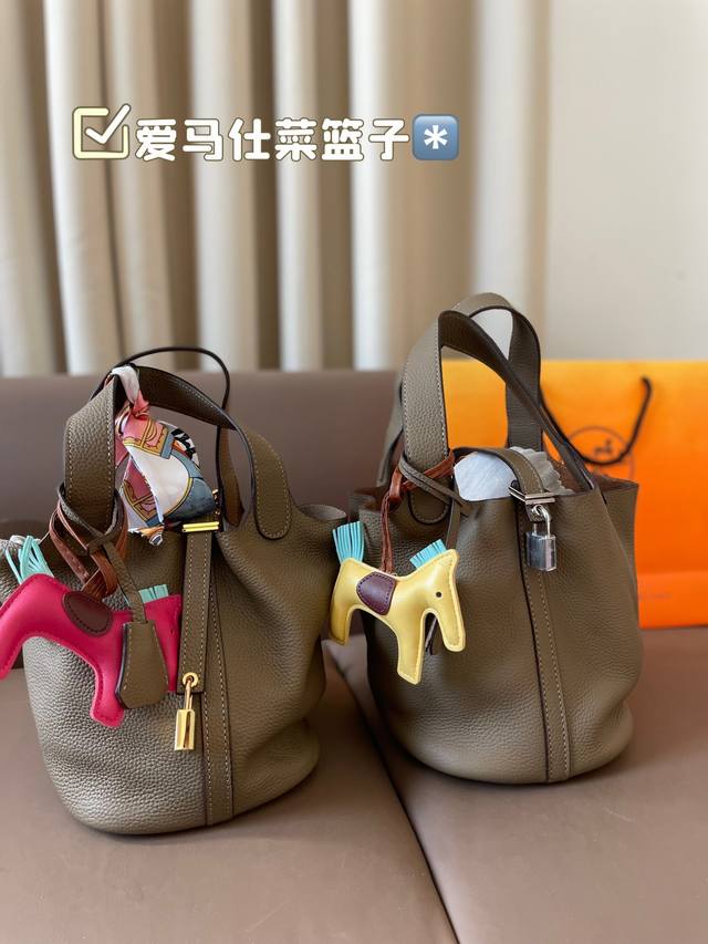 折叠盒 牛皮~ 爱马仕菜篮子奢侈品中的经典之作 爱马仕 如图配置 媲美专柜的版本!配送丝巾 小马 尺寸21*18 折叠盒 牛皮~ 爱马仕菜篮子奢侈品中的经典之作 爱马仕 如图配置 媲美专柜的版本!配送丝巾 小马 尺寸21*18