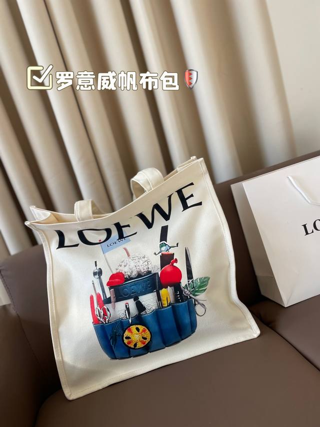 配飞机盒 罗意威帆布包！美美的慵懒感 让我看看谁还没有最近爆火的罗意威帆布包呢 尺寸：39 40