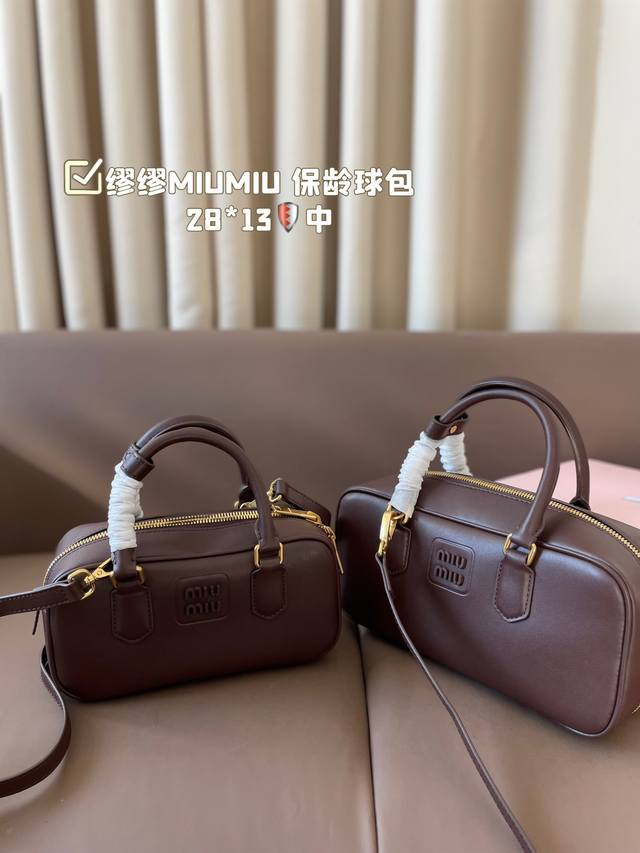 中号 配盒 尺寸28*13 缪缪miumiu 保龄球包 今年秋冬最火得美拉德 甜度刚刚好 很难不爱的 散发着复古的气息 背上它不仅是公主也是女王 小小的身体大大