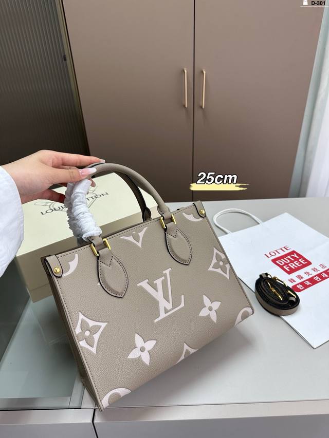 Lv托特百搭实用 可甜可盐 又酷又飒。 逛街通勤，完全是可以驾驭的吖。 巨大袋身干净的外部线条 D-301尺寸25.10.20折叠盒