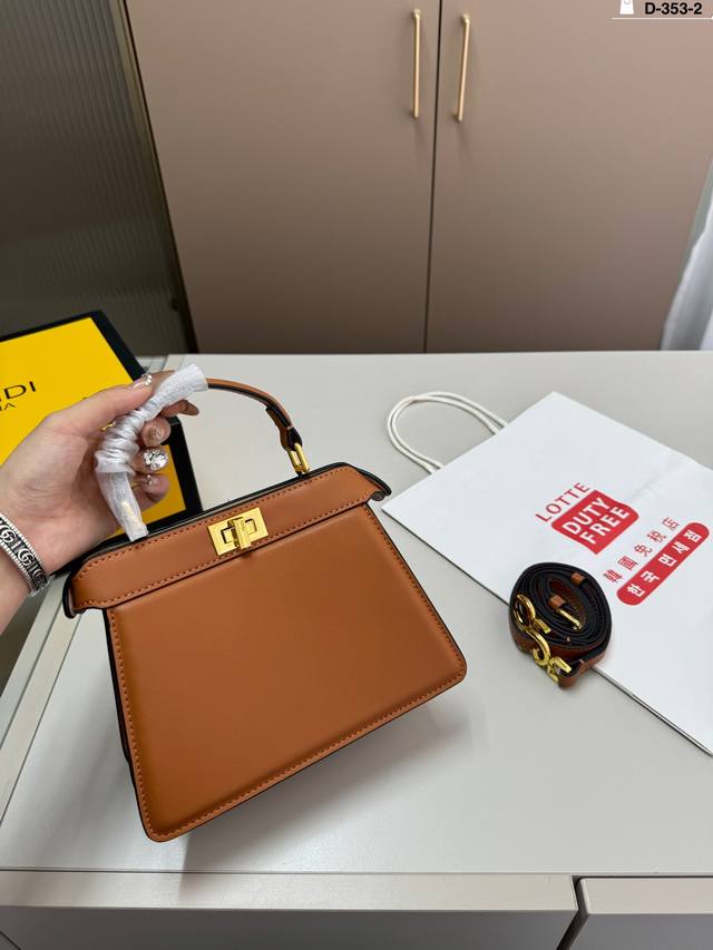 Fendi芬迪peekaboo小猫包 经典包型 可爱俏皮 高级感满满 任何搭配都可轻松驾驭 D-353-2尺寸20.9.15折叠盒