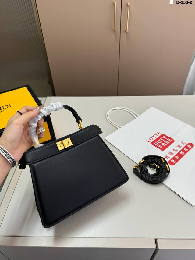 Fendi芬迪peekaboo小猫包 经典包型 可爱俏皮 高级感满满 任何搭配都可轻松驾驭 D-353-2尺寸20.9.15折叠盒