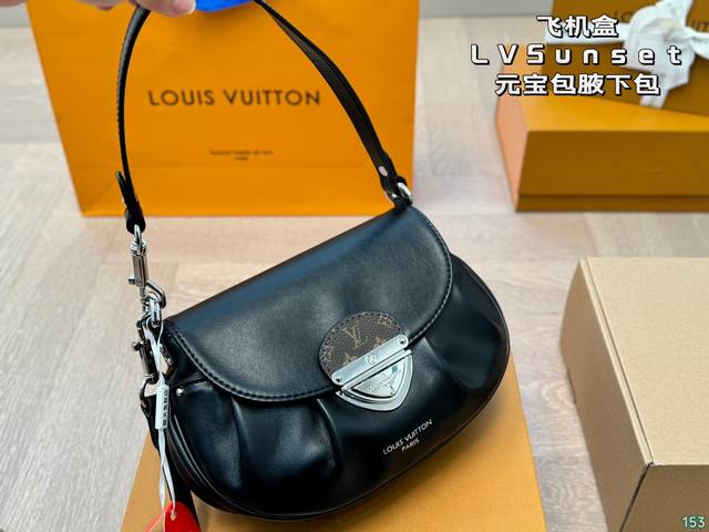 飞机盒 Lv Sunset元宝包腋下包 配延长带 可单肩可斜挎 真的好随性，更好搭。 真的是一眼爱上。 别看小小的，容量可是足足的！ 尺寸26 17