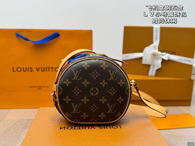 飞机盒钢五金 Lv小号圆饼包 有点颠覆我对lv的认知 老花真的好好好好看 一点都没有我想象的老气! 跟休闲衣服非常搭! 尺寸小号17 15 飞机盒钢五金 Lv小号圆饼包 有点颠覆我对lv的认知 老花真的好好好好看 一点都没有我想象的老气! 跟休闲衣服非常搭! 尺寸小号17 15