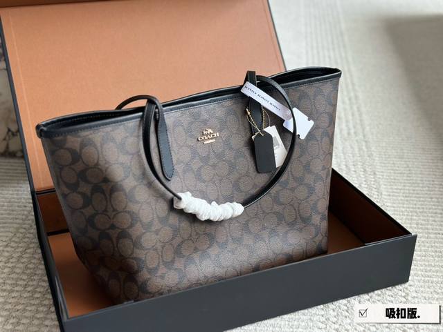 配盒 Size：35*27Cm Coach家 吸扣单面city托特包 经典logo购物袋tote包 大爆款 分分钟断货！ 搭配不同衣服 一年四季都可以用！ 搜索