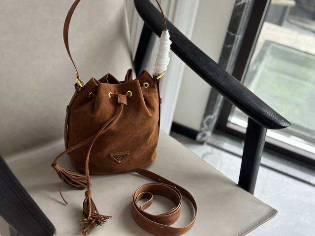 配盒 Size： 20 23Cm Prada 水桶包 太爱水桶包了！！ 日常利用率最高！ 休闲和上班都很适用的一个包包