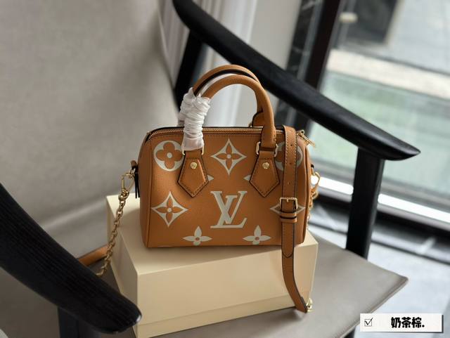 新款 配盒 Size：20*14Cm L家 Ss23 Speedy 20 一起感受冰焦糖色的快乐~ 拎一个小包包真的爱了爱了~ 搜索：Lv Nano