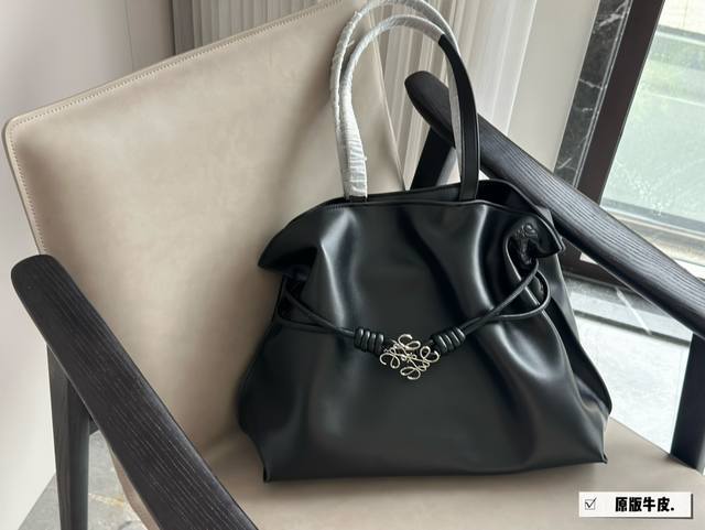 无盒 Size：38*30 Cm Loewe 购物袋 柔软小牛皮光滑亮泽 顶级触感 手提 腋下都 容量也很实用出门完全够太爱了