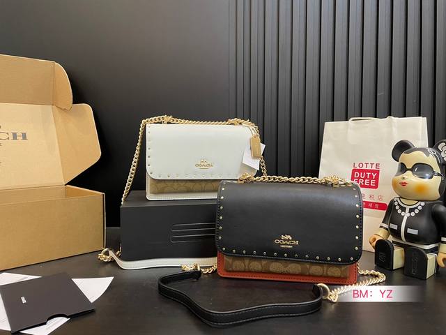 配折叠礼盒 蔻驰 专柜同款coach 蔻驰~链条包 新款拼色 Tabby新款系列。皮质柔软细腻简洁大方。多层夹层 链条斜挎款 尺寸21*15 配折叠礼盒 蔻驰 专柜同款coach 蔻驰~链条包 新款拼色 Tabby新款系列。皮质柔软细腻简洁大方。多层夹层 链条斜挎款 尺寸21*15