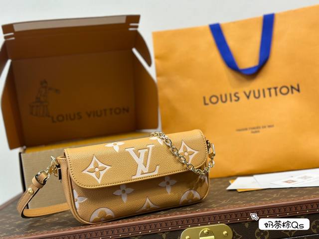 全套包装 它来咯！Lv大爆款lvy大麻将包woc包到手一整个惊艳住，上身即干练！之前老款麻将包喜欢是喜欢，但我好吃又懒做，腋下包背着吧，只有喜感没有美感买个肩带