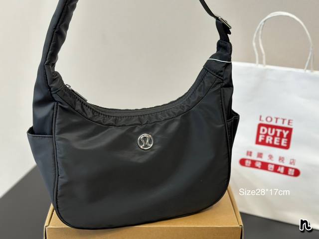 Lululemon 小包包都有货了哦实物很实用，很能装之前炒的异常火爆，现在是入手好时机28*17