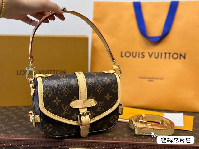 升级版 Size：20 16Cm L家 马鞍包 新款 圆滚滚的很讨喜 日常穿搭很合适哦！ 超级好看 ！ 搜索lv 马鞍包