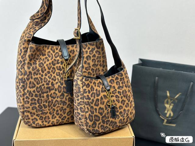 Ysl慵懒高级感的hoborose演绎的很到位！ 这个款式是le5A7腋下包的升级系列！尺寸设计更加实用。经典的黑色。简简单单的设计层次。配上金色logo装饰。