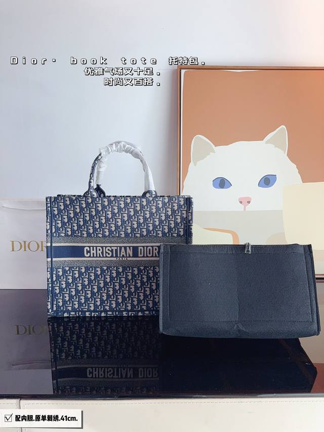 迪奥 托特包 系列. 这款 Dior Book Tote 手袋由 Dior女装创意总监玛 丽亚 嘉茜娅蔻丽 Maria Grazia Chiuri 设计，是体现