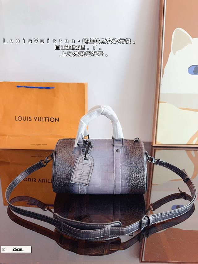 Lv X Nigo Keepall Xs 枕头包 手袋是一款理想的都市手袋。 标志性的造型与经典的 Monogram 帆布，加之多种携带方式和奢华的天然牛皮饰边