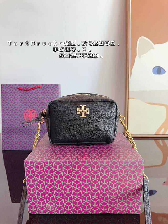 配礼盒. Tb T Monogram 相机包 颜色高级，精致秀气！ 真的超舒服！ 气质满分！ 尺寸：17*7*12Cm