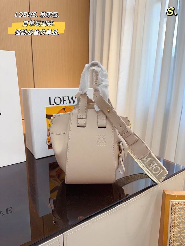 配礼盒装 Loewe 罗意威 吊床包 一如既往的品质哈,满满的度假风,重点是炒鸡百搭,不挑人也不挑衣服,而且非常夏日绝对吸引眼球~拿到手真的让人爱不释手夏天要来 配礼盒装 Loewe 罗意威 吊床包 一如既往的品质哈,满满的度假风,重点是炒鸡百搭,不挑人也不挑衣服,而且非常夏日绝对吸引眼球~拿到手真的让人爱不释手夏天要来