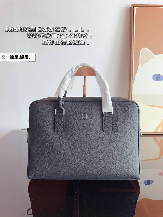 纯皮. 男包公文包. 万年不过时 专用 面料原单五金 原版开模定制 手感超软 超舒服 全部五金都带logo 尺寸:39*8*27Cm 纯皮. 男包公文包. 万年不过时 专用 面料原单五金 原版开模定制 手感超软 超舒服 全部五金都带logo 尺寸:39*8*27Cm