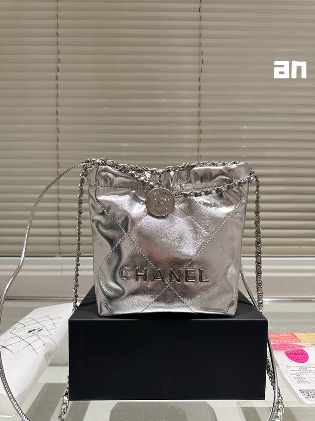 新款 22Bag 银色 这款是时代的眼泪了吗? #香奈儿包包size: 20*20Cm 小香家 Chanel 迷你22Bag 缩小版22Bag 品得格外的俏皮可 新款 22Bag 银色 这款是时代的眼泪了吗? #香奈儿包包size: 20*20Cm 小香家 Chanel 迷你22Bag 缩小版22Bag 品得格外的俏皮可
