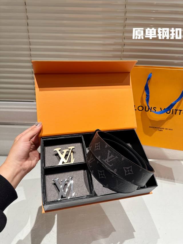 双头钢扣 高版本!腰带lv牛皮皮带~热门款 男女通用皮带里面最火的版本啦~质量很好 全套包装!五金绝对不褪色 皮带头和专柜一样的哦~ 配礼盒手提袋发票 双头钢扣 高版本!腰带lv牛皮皮带~热门款 男女通用皮带里面最火的版本啦~质量很好 全套包装!五金绝对不褪色 皮带头和专柜一样的哦~ 配礼盒手提袋发票