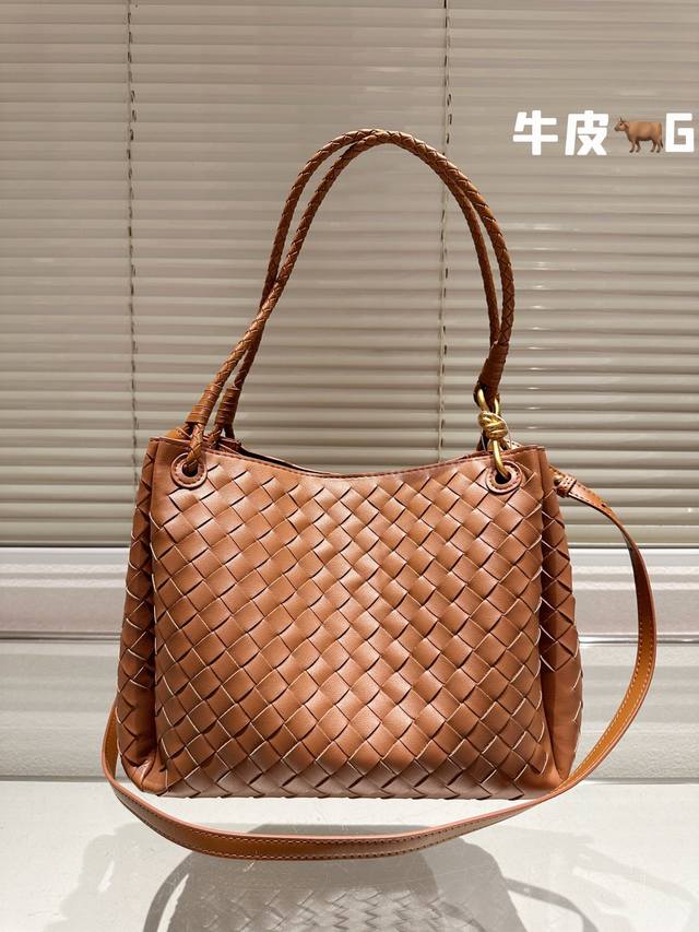 头层牛皮 有点种草andiamo 不得不服bv的调色！ 之前刘雯走秀手里那只超大号 Andiamo就是这个鱼，最近终于上架了，还是中国限定。 横款明显更加日常，