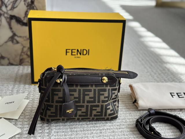 配盒 Size：20 11Cm Fendi F家 这个小菜篮真的好q啊， 太喜欢！ 满满的度假风， 虽然小但是也特别能装， 超级轻巧的一款小包包，还可以斜挎哟！