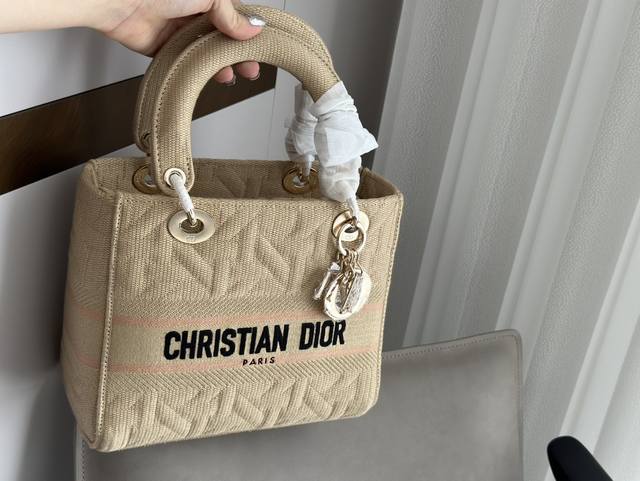 配盒 Size：24*20Cm 原单提花版 D家 刺绣戴妃包 现代休闲且优雅 刺绣宽肩带 特别！特别！！！ 24Ss 新年新款