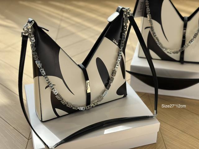 配盒 尺寸30.26 尺寸27.25 纪梵希 Cut Out 腋下链条包 精致美丽 高级优雅 很好驾驭，不挑衣服，不挑季节 一年四季都可，可盐可甜 高个子小姐姐