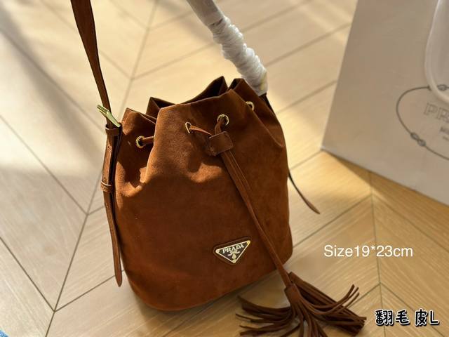 配盒 Size： 19*23Cm Prada 水桶包 太爱水桶包了！！ 日常利用率最高！ 休闲和上班都很适用的一个包包