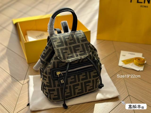 折叠盒 Fendi新品双肩 日常出行必备款 尺寸19*22Cm
