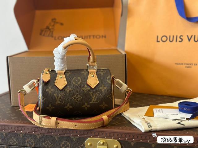 全套包装 Size：16厘米 L家经典speedy 可手提 可斜挎 Speedy永远是我心里面的白月光