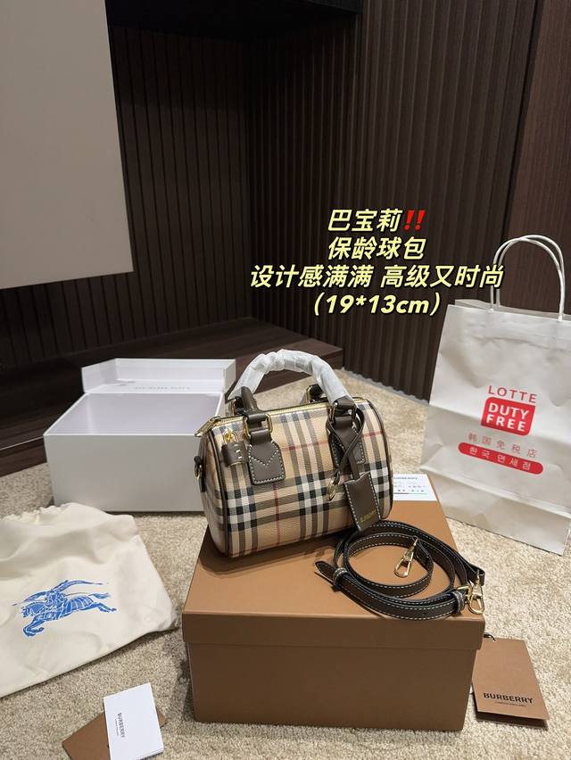 配折叠盒尺寸19.13 巴宝莉 Burberry 保龄球包 这款波士顿保龄球包，以其独特的设计和实用性，成为了burberry的又一力作。采用了格纹图案，搭配上