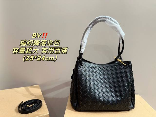 尺寸25.24 Bv 编织降落伞包 搭配可拆卸斜肩带 内里自带一个mini小包 外观保留 Bv编织独特的设计降落伞包是一款末见到实物就心动的包包 小小金色kno