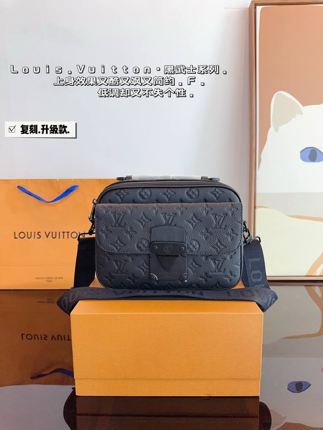 配礼盒. Lv S Lock 邮差包 Lv Slock新款 最新一季又出了很多老花男包我可太爱老花了买到就，是赚到。拿到手的实物比照片好看。 感觉稳重的老花很多