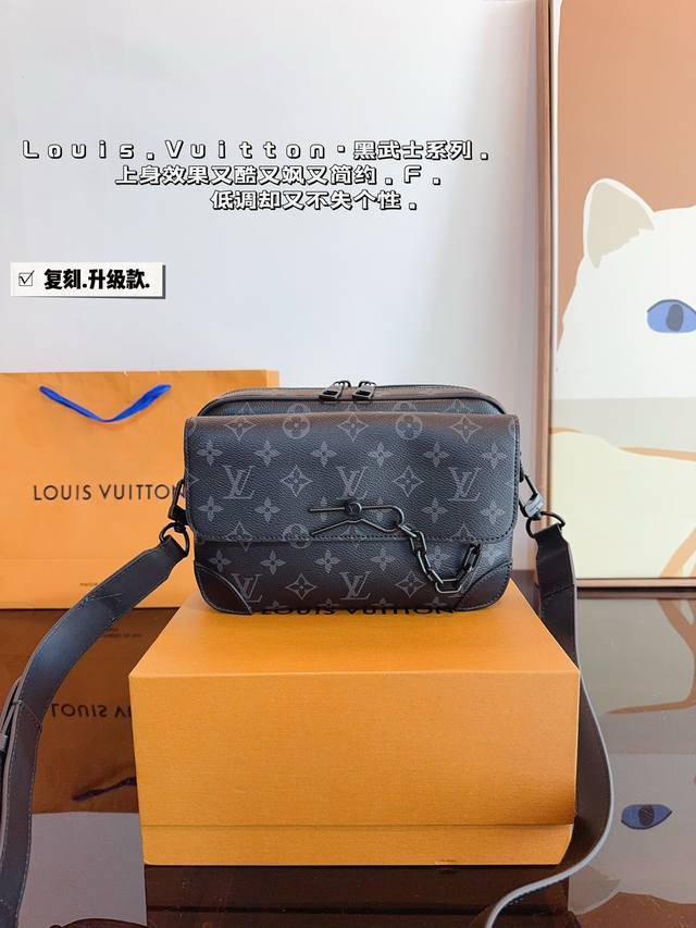 配礼盒 男生必入超经典lvoutdoor系列单肩包 测评 又是一期louis Vuitton男包推荐真的很精彩 很多男包除了男生喜欢 今天推荐的这只outdoo