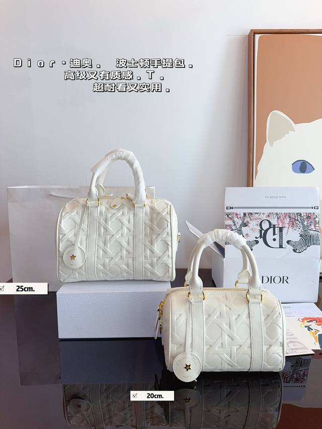 配礼盒. Dior Groove上新啦 波士顿手袋出是50年代末和60年代名流的宠儿，随着生活方式的改变，小号波士顿包型，日常使用也是非常非常实用和时髦的，空间