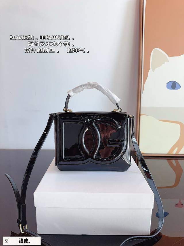 配礼盒 杜嘉班纳dg 新款 尊贵典雅的外形经典优质面料奢华至极 有着与生俱来的英伦气息 比1制作 特供原版 高端品质独家订制 尺寸：21*10*18Cm